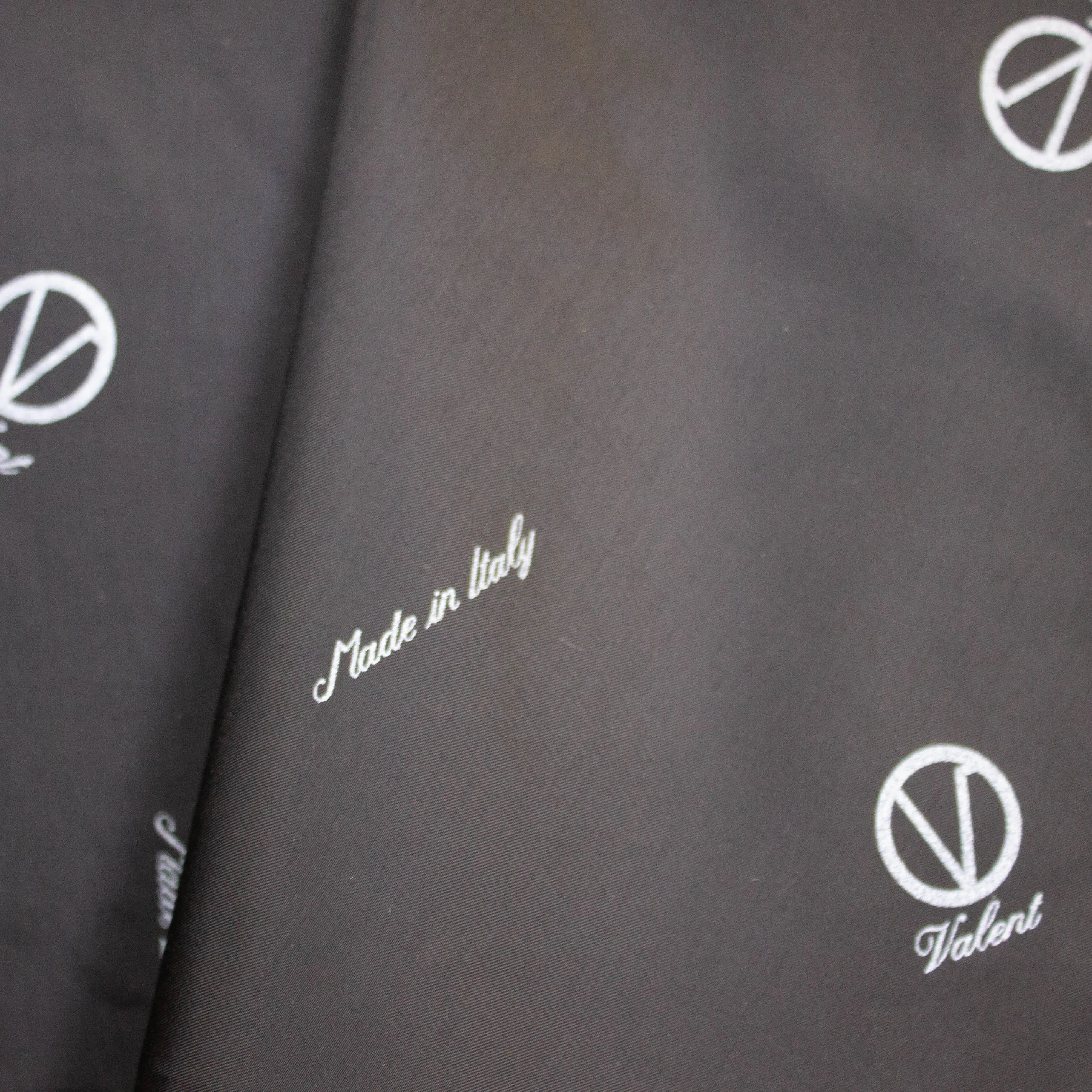 Fantasievoering zwart met " Valent Logo"